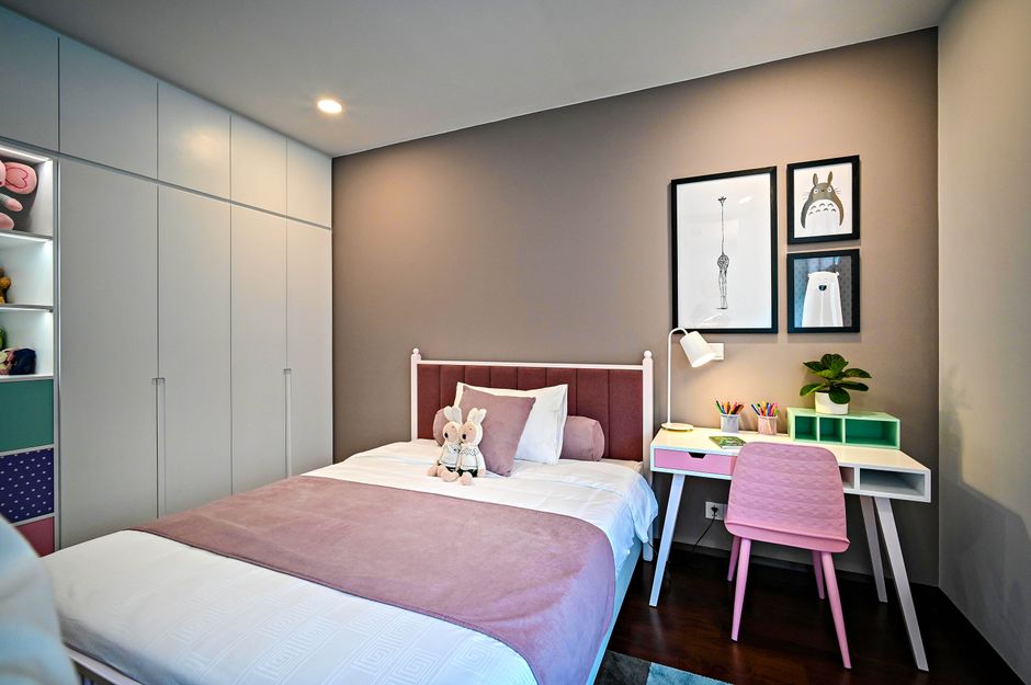 Kinderkamer met fotobehang van fantasiebos. Kinderkamer met fotobehang van fantasiebos.